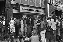 An American Express branch in 1971 Veel Amerikanen bij American Express Damrak om geld en dergelijke in te wisselen, Bestanddeelnr 924-8211.jpg