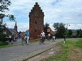 Ville de Megen 650 ans, cyclotouristes devant l'ancienne tour-prison.JPG