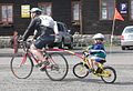 Una bicicleta infantil completa convertida en una bici trailer.