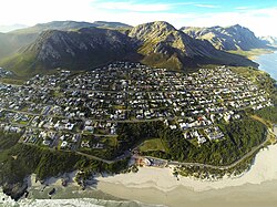 Voëlklip met Grotto Beach onder, en die Kleinrivier se strandmeer regs