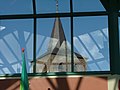 De kerktoren van de Sint-Lambertuskerk vanuit de Vreeburgpassage