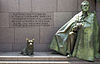 פסליהם של רוזוולט היושב ולצידו כלבו פאלא