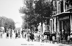 Mouriès en 1910. Vue générale du Cours.