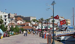 Promenade am Hafen mit Kastell Marmaris Kalesi