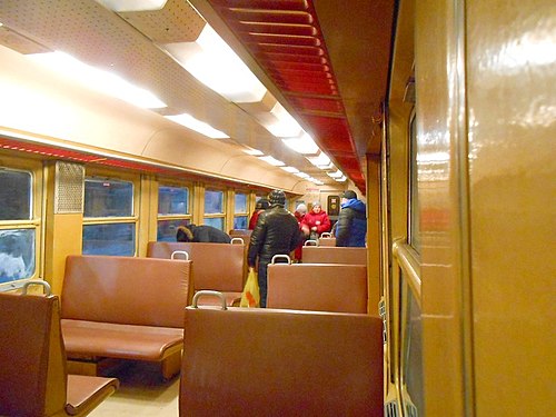 Пассажирский салон вагона АПЧ2 со включённым освещением