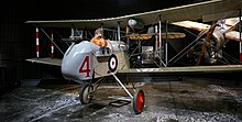 Photo couleur d'un cockpit d'avion biplan dans un musée.