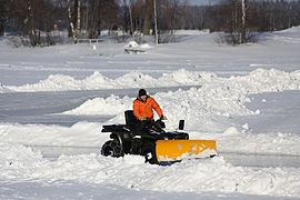 Chasse-neige de patinoire monté sur un quad.