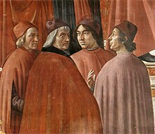 Dans des couleurs pastel vives, quatre hommes en cercle discutent au centre d'une salle. Ils sont vêtus de capes de couleurs unies différentes rosées-orangées, de chapeaux dans les mêmes tons.