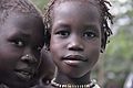 Niñas etíopes nilóticas (anuak). La piel oscura se ha relacionado con los pueblos negros o de raza negra.