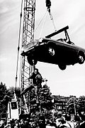 Stuntman Armin Dahl bei einer Promotion vom Krefelder Volvo-Autohändler am 25. Februar 1958.