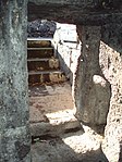 Արշակունիներու դամբարան, մուտքի աստիճանները