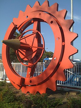 Gerard Hali: Red Pulley (Rood kettingwiel, 1990). Sculptuur voor de busremise aan de Europalaan, Utrecht