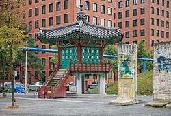 Der „Pavillon der Einheit“ und originale Reste der Berliner Mauer am Potsdamer Platz