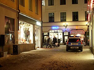 Bryggargatan 2 (t.v.), strax efter bombdådet, 12 december 2010.