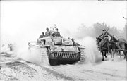 StuG III-as rohamlöveg a keleti fronton, 1941 június. A képen látható páncélos a Waffen SS Totenkopf hadosztálynak jelzését viseli. A hadsereg a háború elején még ellenezte a Waffen SS harckocsikkal történő ellátását, ezért az SS páncélos alakulatok gerincét - kezdetben - a StuG III-as rohamlövegek alkották