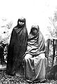 De vrouw en de zuster van Panglima Polèm