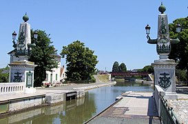 Le canal latéral à la Loire à la sortie du pont-canal de Briare.