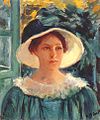 زن جوان با لباس سبز رنگش بیرون ایستاده‌است (۱۹۱۴)