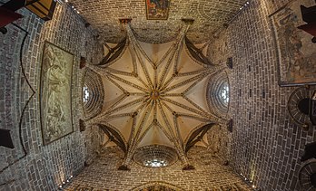 Cúpula da antiga Chapter House, mais conhecida como Capela do Cálice Sagrado, porque lá está exposto o suposto Cálice Sagrado. A capela é parte da Catedral de Valência, uma Igreja Católica paroquial em Valência, Espanha. A catedral foi consagrada em 1238 e dedicada por ordem de Jaime I de Aragão à Virgem Maria. O cálice guardado nesta capela tem sido apregoado como o Santo Graal; na realidade, muitos historiadores cristãos declaram que todas as evidências apontam ser este cálice valenciano um forte candidato à taça autêntica usada na Última Ceia e foi na verdade o cálice papal oficial de muitos papas, e foi também usado por diversos outros papas, mais recentemente pelo Papa Bento XVI em 9 de julho de 2006. O cálice é datado como do primeiro século, e foi doado à catedral pelo rei Afonso V de Aragão em 1436. (definição 4 020 × 2 442)