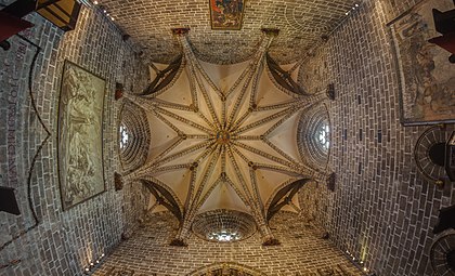 Cúpula da antiga Chapter House, mais conhecida como Capela do Cálice Sagrado, porque lá está exposto o suposto Cálice Sagrado. A capela é parte da Catedral de Valência, uma Igreja Católica paroquial em Valência, Espanha. A catedral foi consagrada em 1238 e dedicada por ordem de Jaime I de Aragão à Virgem Maria. O cálice guardado nesta capela tem sido apregoado como o Santo Graal; na realidade, muitos historiadores cristãos declaram que todas as evidências apontam ser este cálice valenciano um forte candidato à taça autêntica usada na Última Ceia e foi na verdade o cálice papal oficial de muitos papas, e foi também usado por diversos outros papas, mais recentemente pelo Papa Bento XVI em 9 de julho de 2006. O cálice é datado como do primeiro século, e foi doado à catedral pelo rei Afonso V de Aragão em 1436. (definição 4 020 × 2 442)