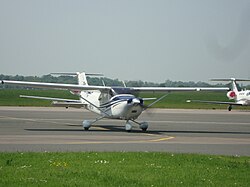 Onnettomuuskonetta vastaava Cessna 172 Oxfordin lentoasemalla.