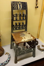 Stuhl der afrikanischen Chokwe, europäisch inspiriert (Königliches Museum für Zentral-Afrika)