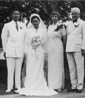 1948년 7월 14일 로버트 밀리컨 부부의 정원에서 결혼식을 치른 위안자류(왼쪽)와 우젠슝(왼쪽 두번째)