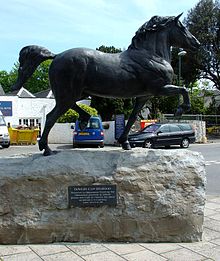 Photo d'une statue en bronze d'un cheval.