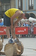 Aizcolari tallant un tronc amb destral