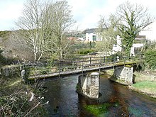 Disused footbridge - geograph.org.uk - 708062.jpg