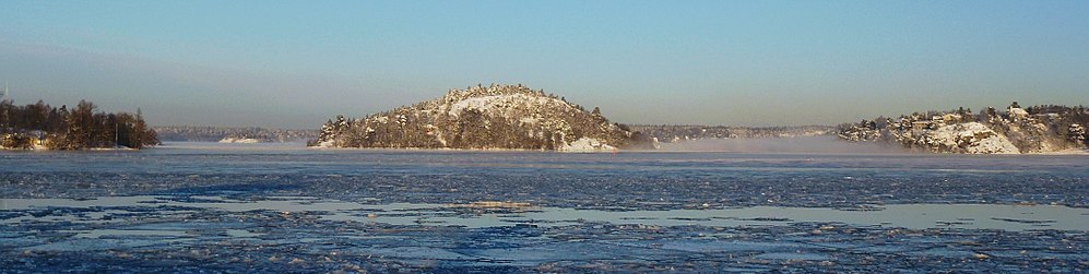 Vy över Estbröte från söder över Vårbyfjärden. Längst till vänster syns Gällstaö i Ekerö kommun, och till höger Johannesdal i Stockholms kommun, januari 2013.