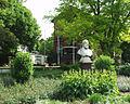 Denkmal Eduard von Lade mit Hauptgebäude der Forschungsanstalt Geisenheim (hinten rechts)