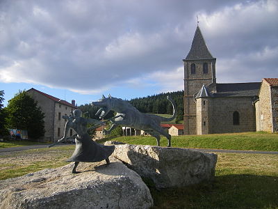 Le combat de Marie-Jeanne Vallet, dite la « Pucelle du Gévaudan », contre la bête. Sculpture de Philippe Kaeppelin, Auvers (Haute-Loire).