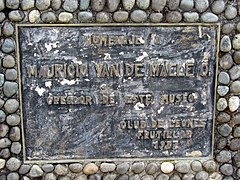 Placa en homenaje a Mauricio van de Maele