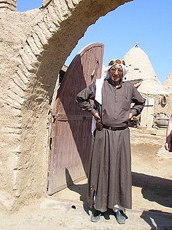 رجل بالزي التقليدي بمدينة حران التركية