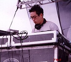 Hahn dalam pertunjukkan langsung bagian dari Linkin Park di RaR tahun 2001