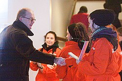 Jouko Karvinen kättelee Greenpeacen aktivisteja, jotka protestoivat Metsä-Lapin hakkuita.