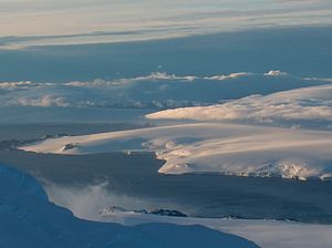 Blick vom Lyaskovets Peak über die South Bay hinweg auf die Mündung des Kamtschija-Gletschers in die Mihaylovski Cove (links der Mitte)