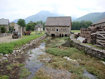 Moulin d'eau à Lées.