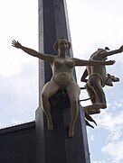 Figur der Wendelgard in der Skulptur von Peter Lenk