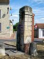 Fontaine publique avec pompe, place Vitelle, à l'est du bourg.