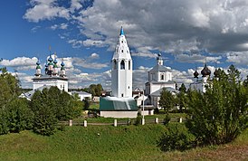 Панорамный вид храмового комплекса. Троицкая церковь, колокольня, Успенская церковь, Воскресенская церковь (слева направо)