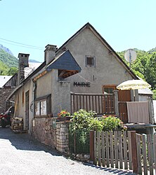 View of town hall Mairie de Beyrède-Jumet-Camous