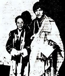 Mayeum Choying Wangmo Dorji und ihr Enkel Jigme Singye Wangchuck. Schwarz-WEiß-Foto.