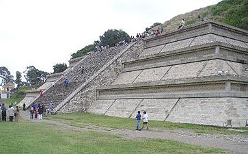 Slechts een fractie van een trap aan een zijde van de Grote Piramide van Cholula is hersteld in zijn oude glorie
