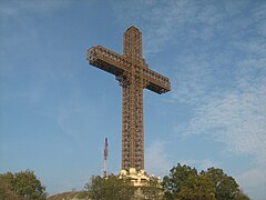 La Creu del Mil·lenni de Skopje, Macedònia, una de les majors creus del món