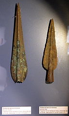 Pointes de lance en bronze, datées entre -1373 et -1125 pour celle de gauche, et entre -971 et -827 pour celle de droite