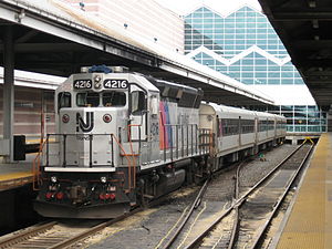 NJ Transit GP40PH-2B 4216 ждет поезд 4622.jpg