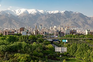 Skyline von Teheran, dahinter das Elburs-Gebirge
