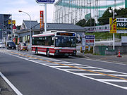 通過春日野車站入口巴士站的柿24系統（2012年9月）